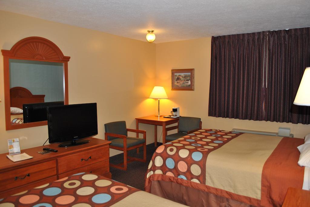 Super 8 By Wyndham Shipshewana Hotel Room photo