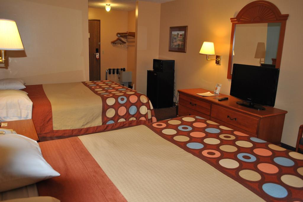 Super 8 By Wyndham Shipshewana Hotel Room photo