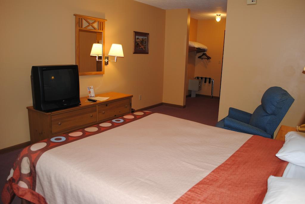 Super 8 By Wyndham Shipshewana Hotel Room photo