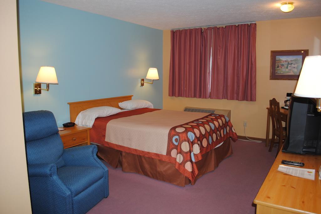 Super 8 By Wyndham Shipshewana Hotel Room photo