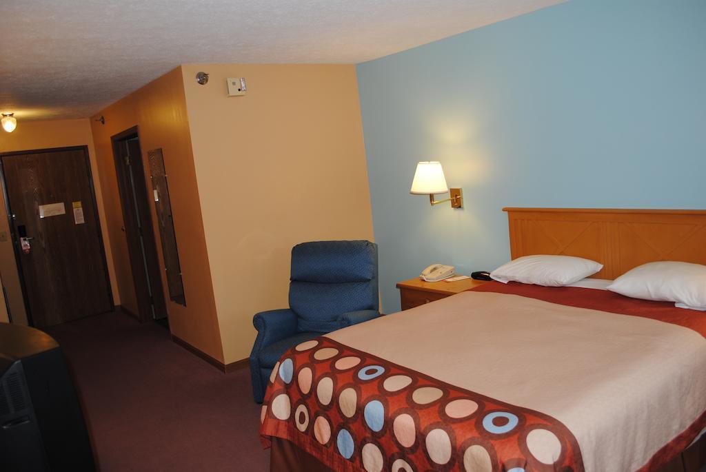 Super 8 By Wyndham Shipshewana Hotel Room photo