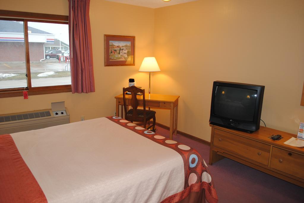 Super 8 By Wyndham Shipshewana Hotel Room photo
