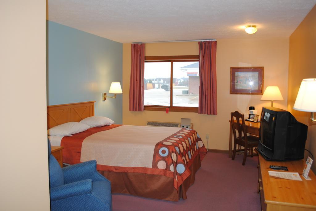 Super 8 By Wyndham Shipshewana Hotel Room photo